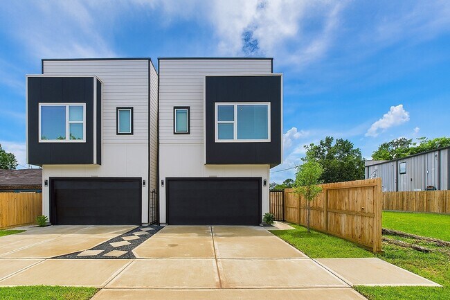 Building Photo - 6732 Lozier St