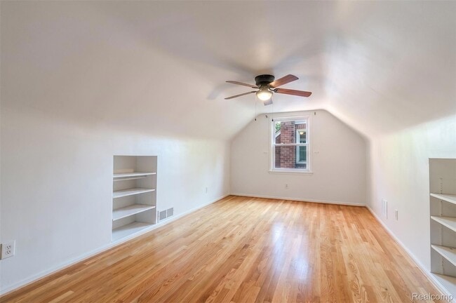 Building Photo - 3224 N Altadena Ave