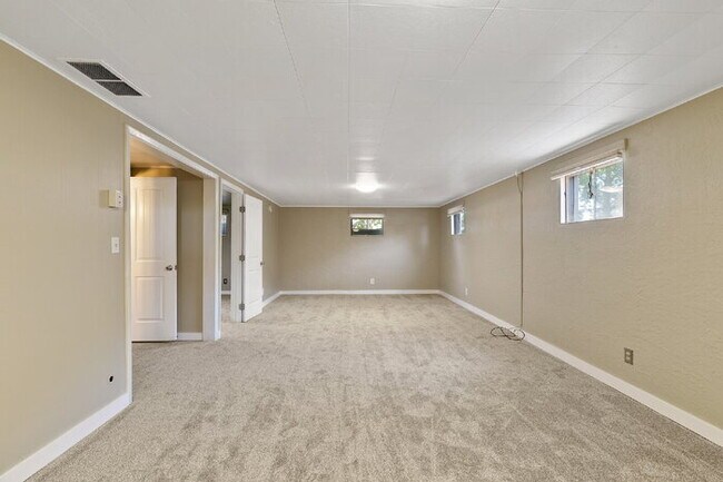 Building Photo - Central Location | 15 Min to Peterson, 20 ...