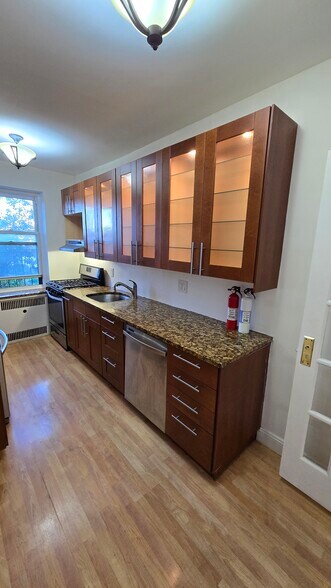 Kitchen - 61-41 Saunders St