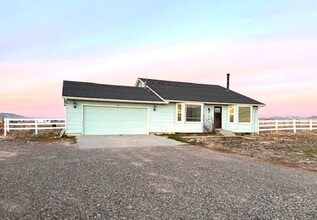 Building Photo - 4 bedroom home in Spring Creek with garage