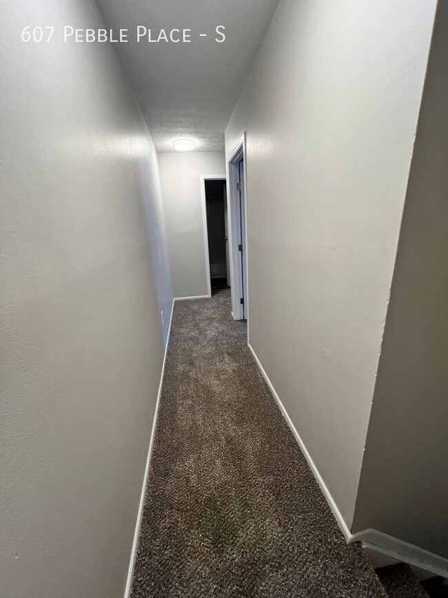 Building Photo - 607 Pebble Pl Dr