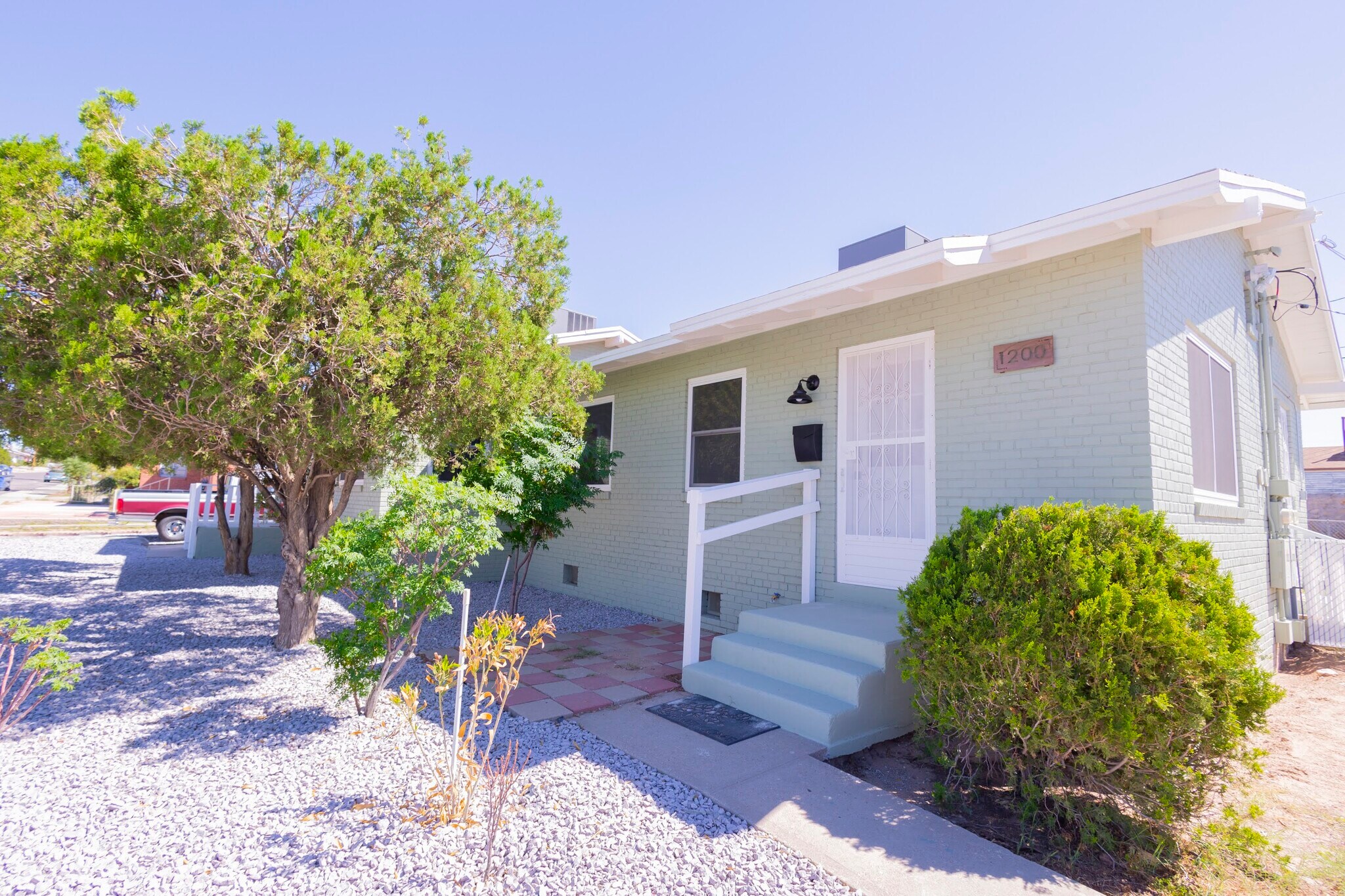 Front - 1200 Chadbourne St