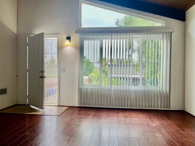 Primary Photo - Hillside Court Vista Ca 92084