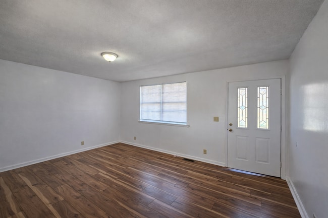 Building Photo - Charming 3 Bedroom 1 Bathroom Brick Home