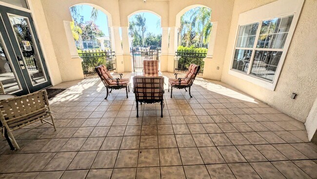 Building Photo - 6-12 month TURNKEY FURNISHED GOUNG FLOOR 2/2 CONDO