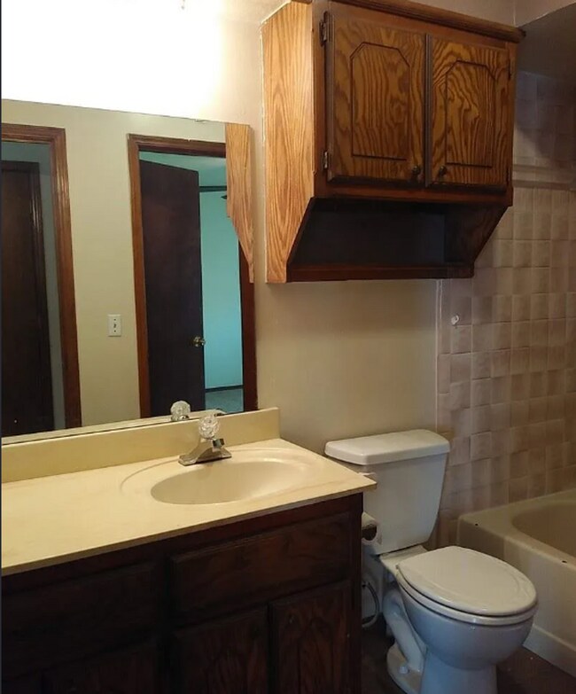 Building Photo - Spacious two bedroom in West Norman