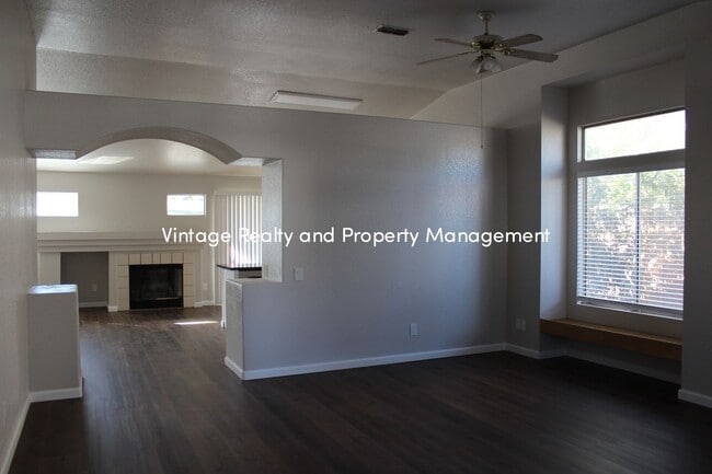 Building Photo - Recently Updated 3 Bedroom Home That Is Ready To Go!!!