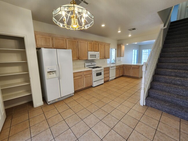 Building Photo - Nice 3 bedroom 2.5 bath home in a gated co...