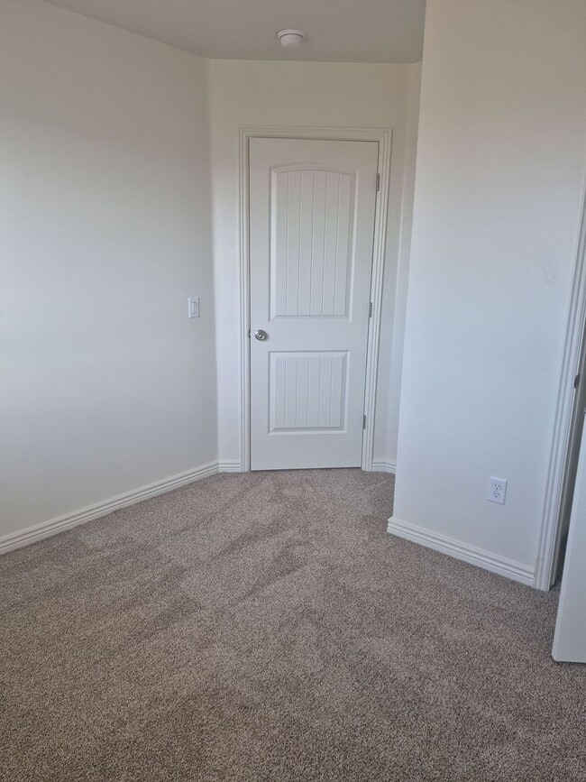 Building Photo - Remodeled 3 Bed / 2.5 Bath Townhome in Great Location