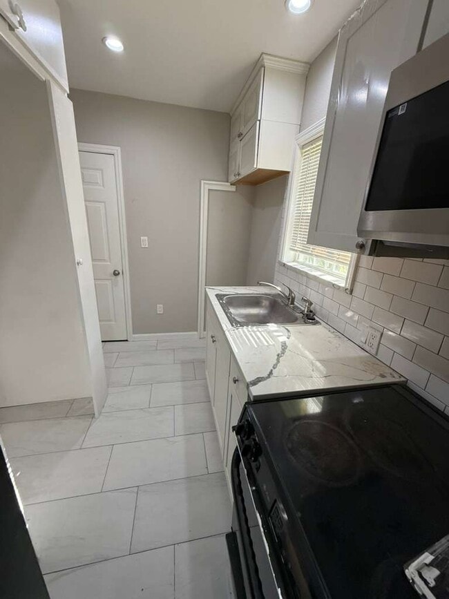 Building Photo - 2219 Booker St