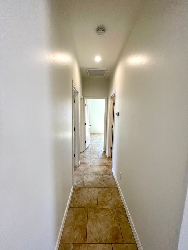 Building Photo - Great 3 Bedroom Home near Hualapai School!