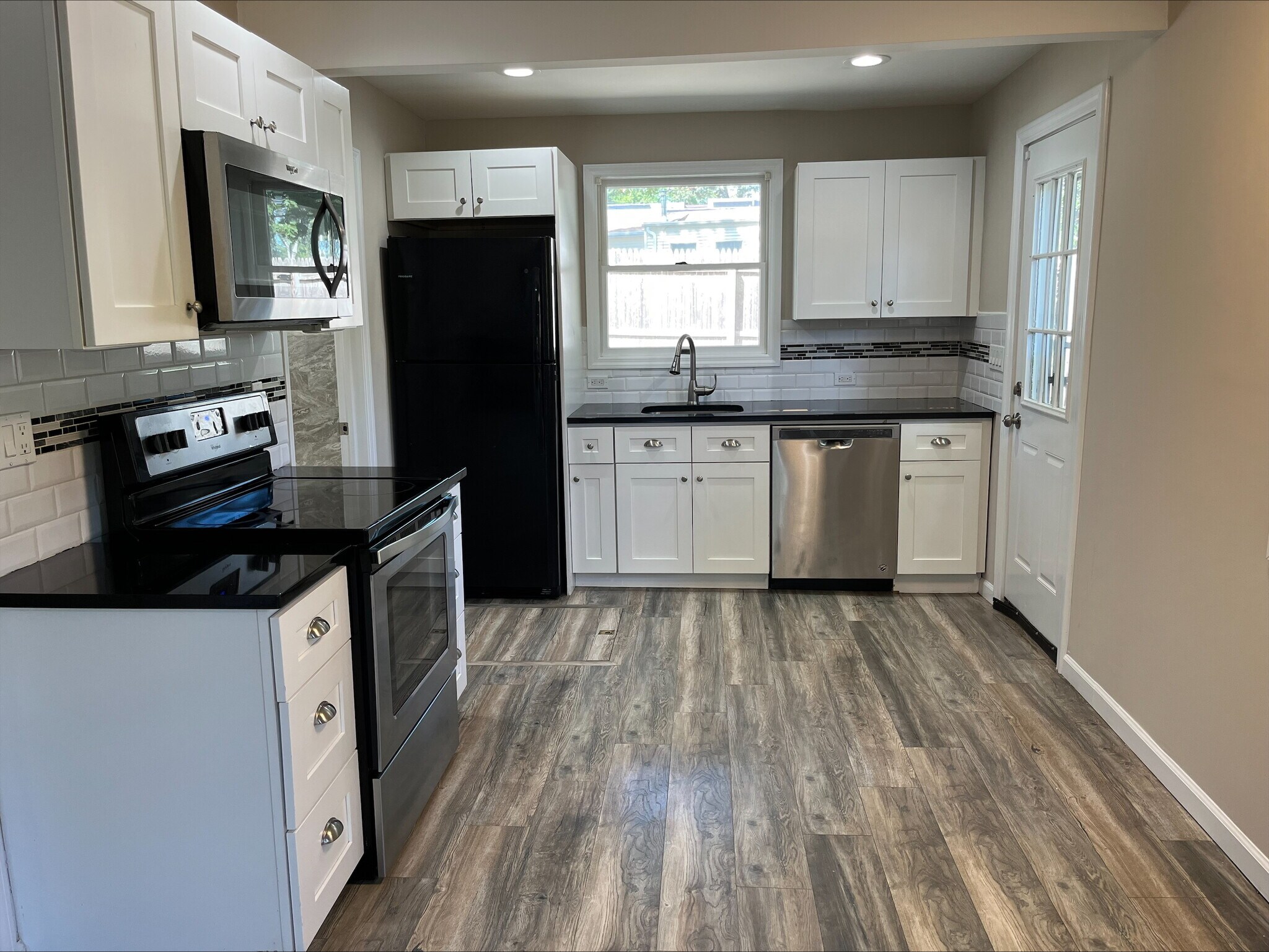 Building Photo - 15 Lulu Dr