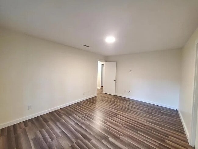 Building Photo - 504 Robin Ln