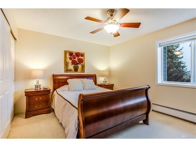Building Photo - Beautiful 2 Bed 1.5 Bath in Sought After Woodridge, Bellevue.