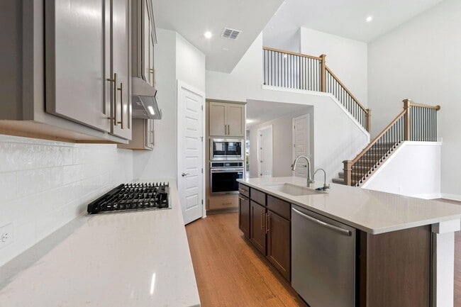 Building Photo - 8208 Bouvreuil Dr