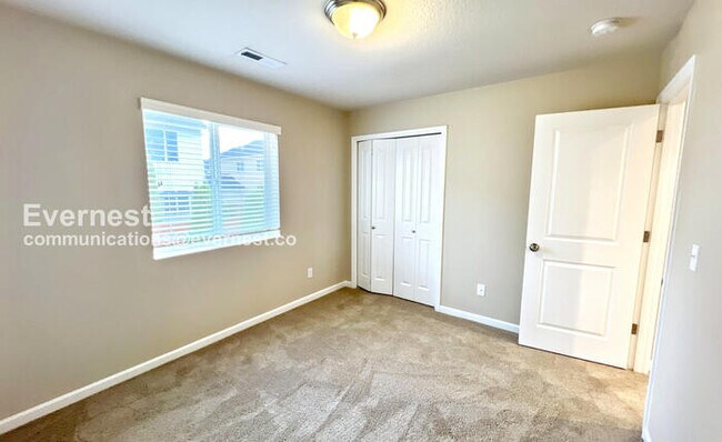 Building Photo - 5 Bed/3 Bath Home with Garage & Fenced Yar...