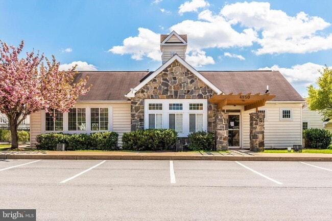 Building Photo - 4960 Clarendon Terrace