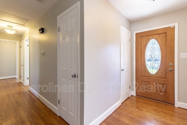 Building Photo - 6618 Castlegate Dr