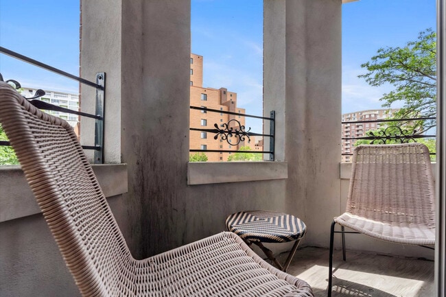 Building Photo - 402 W Dayton St