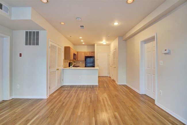 Building Photo - 704 Clinton St