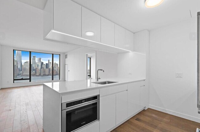 Building Photo - 99 Hudson St