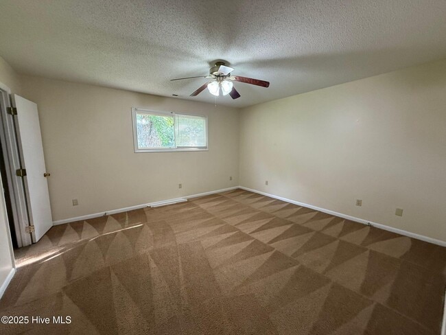 Building Photo - 105 Pecan Ln