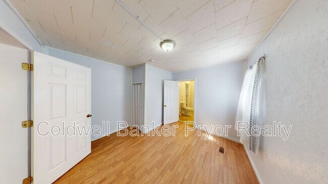 Building Photo - 210 6th St