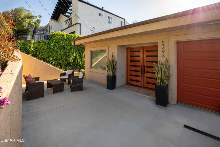 Building Photo - 5293 Calatrana Dr