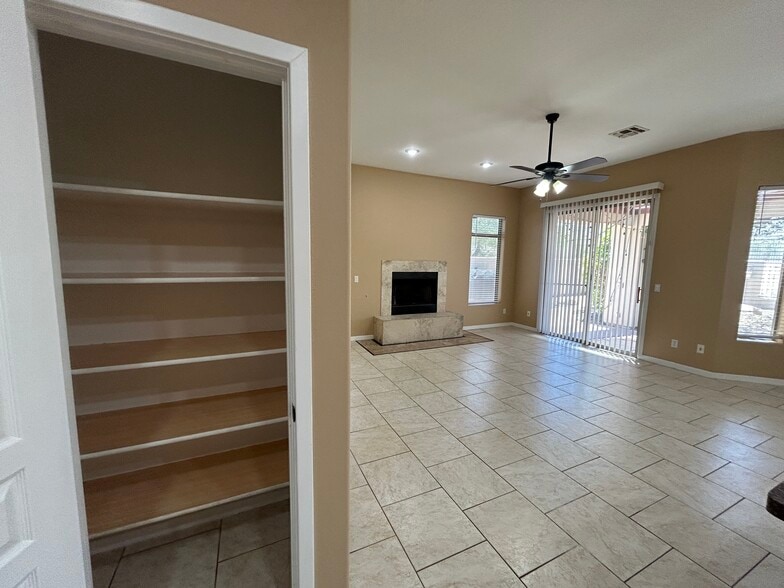 Building Photo - 2041 E Fawn Dr