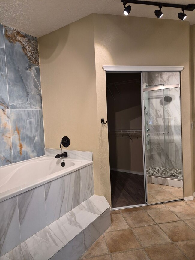 Building Photo - FIVE BEDROOMS GEM-NORTH EAST HEIGHTS
