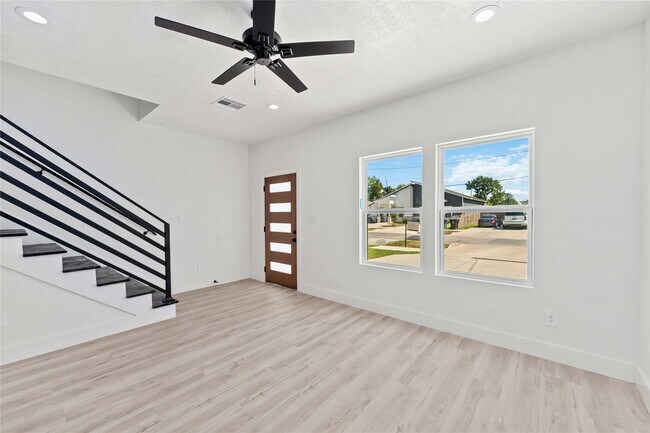 Building Photo - 5605 Tommye St