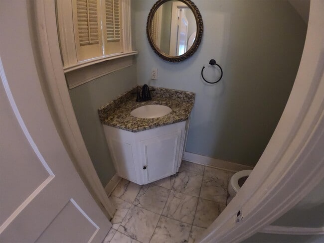 Building Photo - 824 Oakwood St