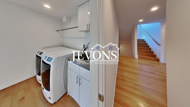 Building Photo - 5BR/4.5BA House in Seattle -- Available Now!