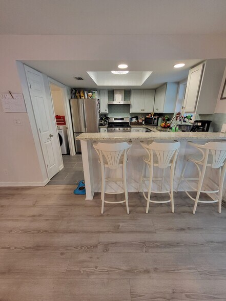 Kitchen bar area - 72 Sutton Pl
