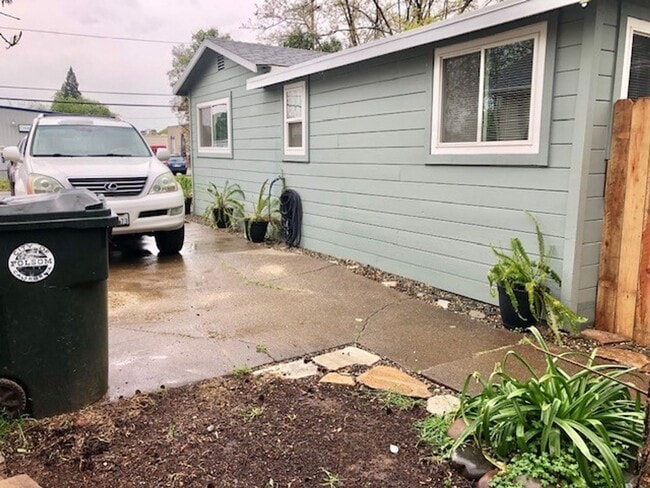 Building Photo - Charming 2 bedroom, 1 bath home near Sutte...