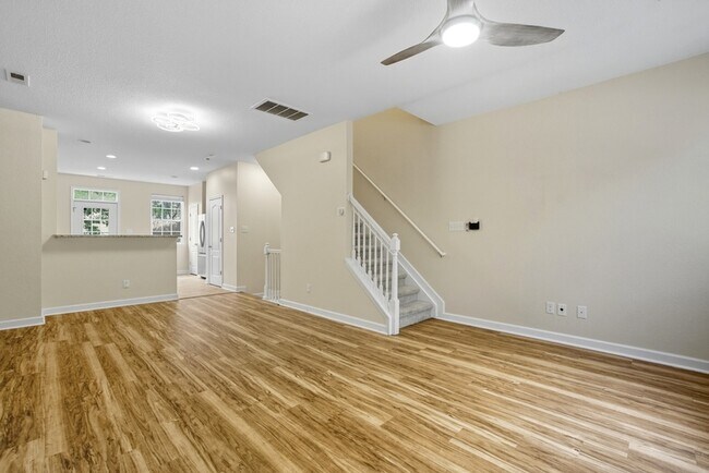 Building Photo - 230 Paradise Dr