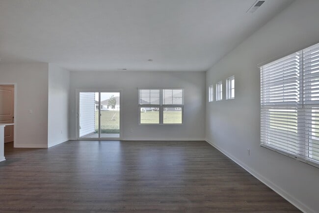Building Photo - 738 Maria Dr