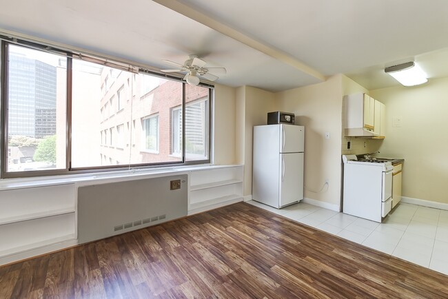 Building Photo - Spacious & Bright Junior One Bedroom at Ri...
