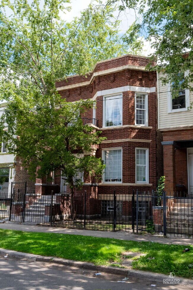 Building Photo - Modern 4BR Apartment with Hardwood Floors, Balcony & Central A/C