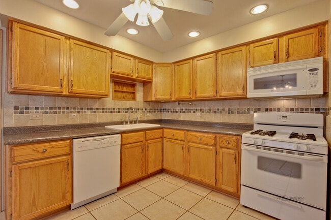 Building Photo - 648 N Greenview Ave
