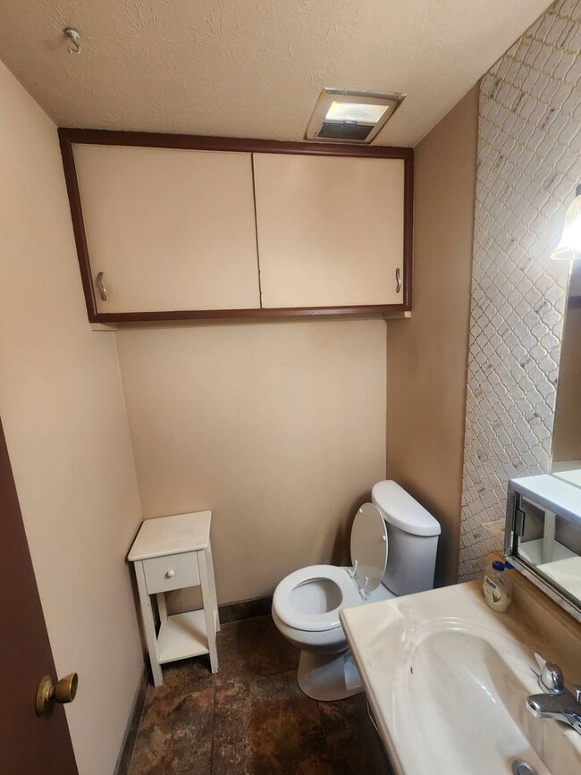 Building Photo - Charming 2-Bedroom Property in Prime Location