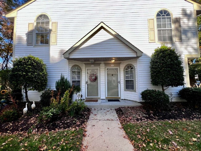 Building Photo - Beautiful 2-Bedroom End Unit Townhome in Ocean Lakes!