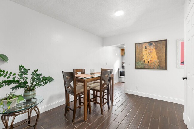 Building Photo - 1900 NE 8th Ct