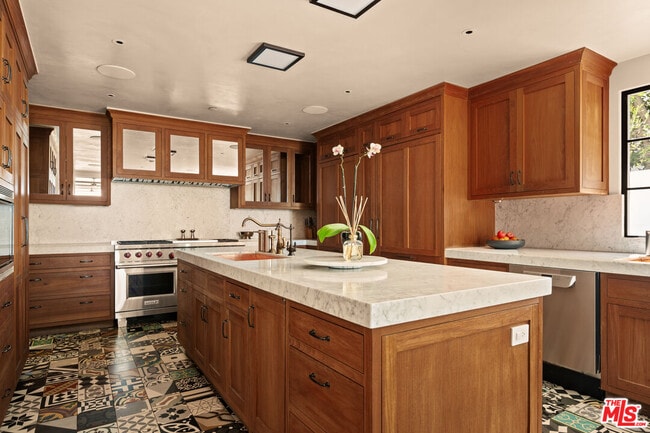 Building Photo - 966 Palisades Beach Rd