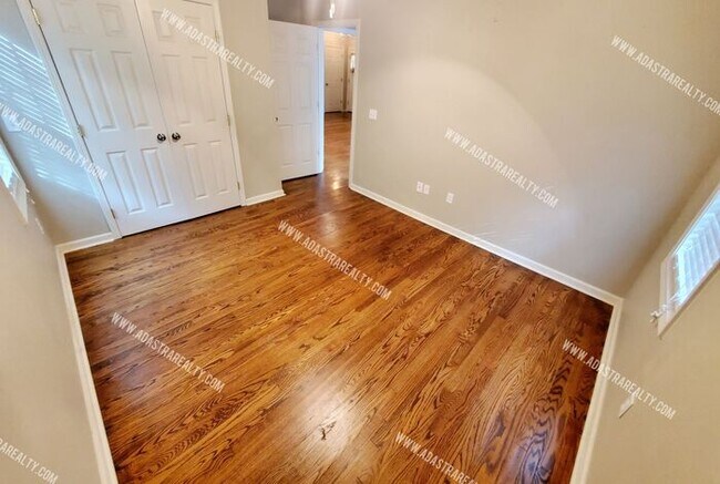 Building Photo - Beautiful Home in Mission, KS-Available NOW!!!