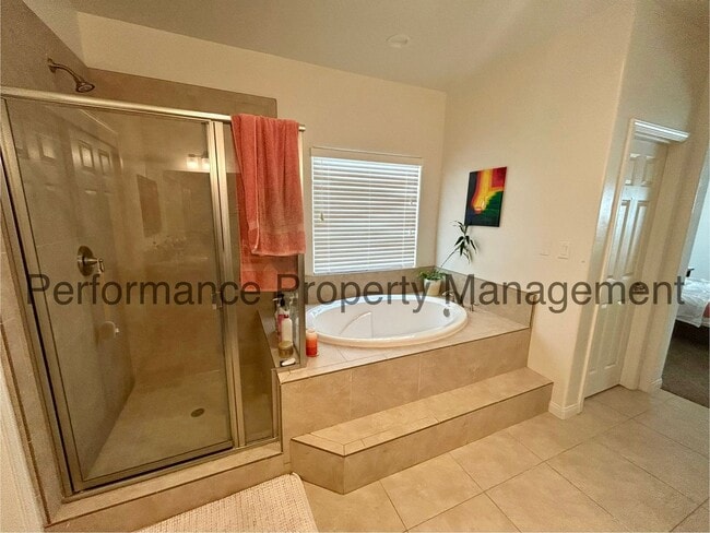 Building Photo - Stunning 4 Bed/3 Bath Home Near City in th...