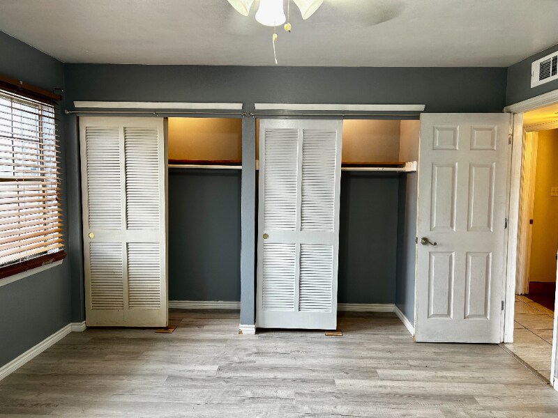 Building Photo - 305 Greenbriar St