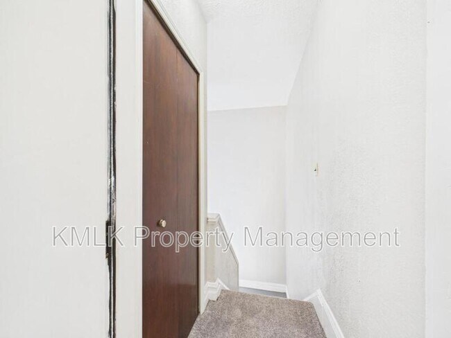 Building Photo - 533 Gage St