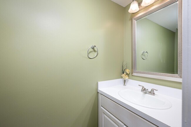Building Photo - 45085 Horseshoe Dr